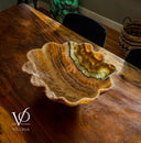Decorative onyx bowl on a wooden table with 'Vilona' branding.
